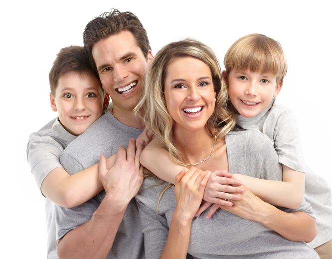 яркая белая семейная улыбка white-teeth-family